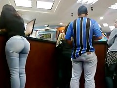 Morena nalgona en Orinokia Mall Nivel Oro