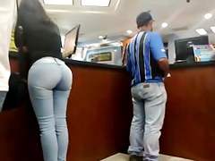 Morena nalgona en Orinokia Mall Nivel Oro