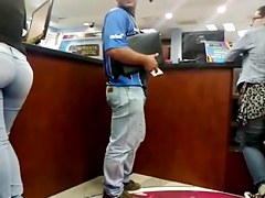 Morena nalgona en Orinokia Mall Nivel Oro