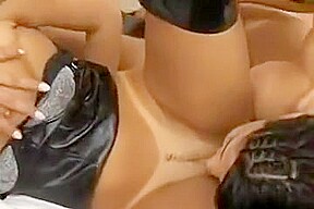 Une belle nana latine enculee par 2 transexuelles